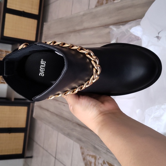 NEW AMELIA CHAIN ANKLE BOOT BY AVENUE IN BLACK (WIDE WIDTH) - Picture 12 of 12